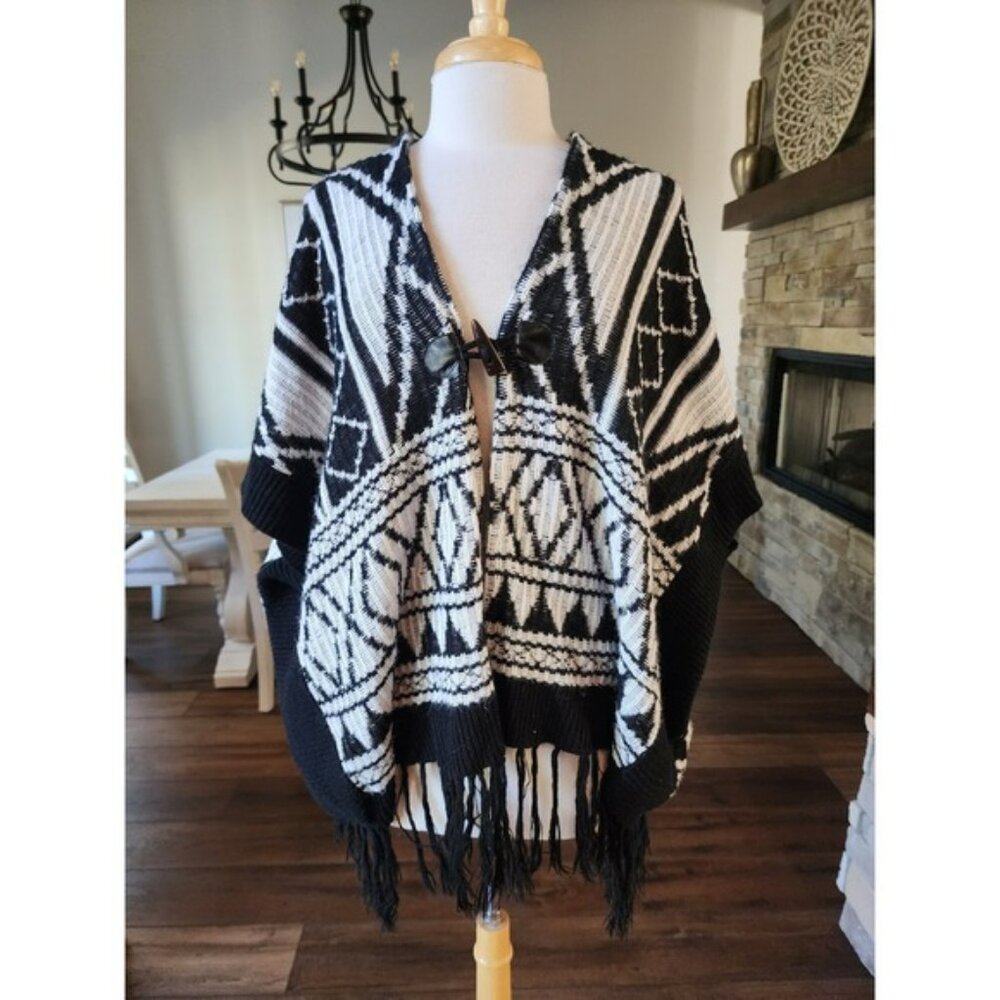 Miss Me Autumn Daze Aztec Print Fringe‎ Knit Poncho Cape Black White Women